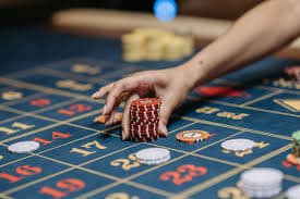 Pemain melihat lima kartu mereka sebelum memutuskan fold atau call Pemain melihat kartu Caribbean Stud